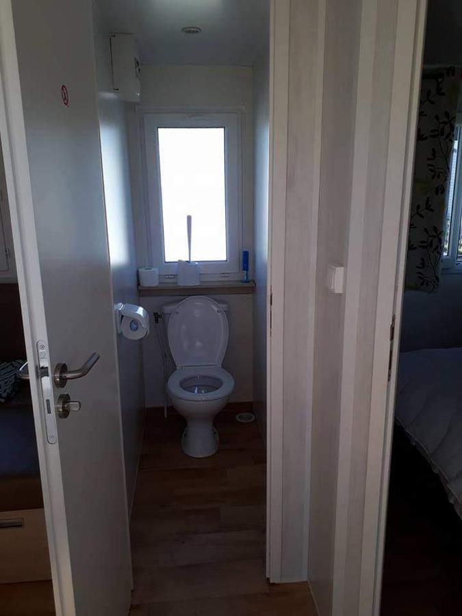 Luxueuze Stacaravan In Bredene Met Eigen Terras En Tuintje Exterior photo