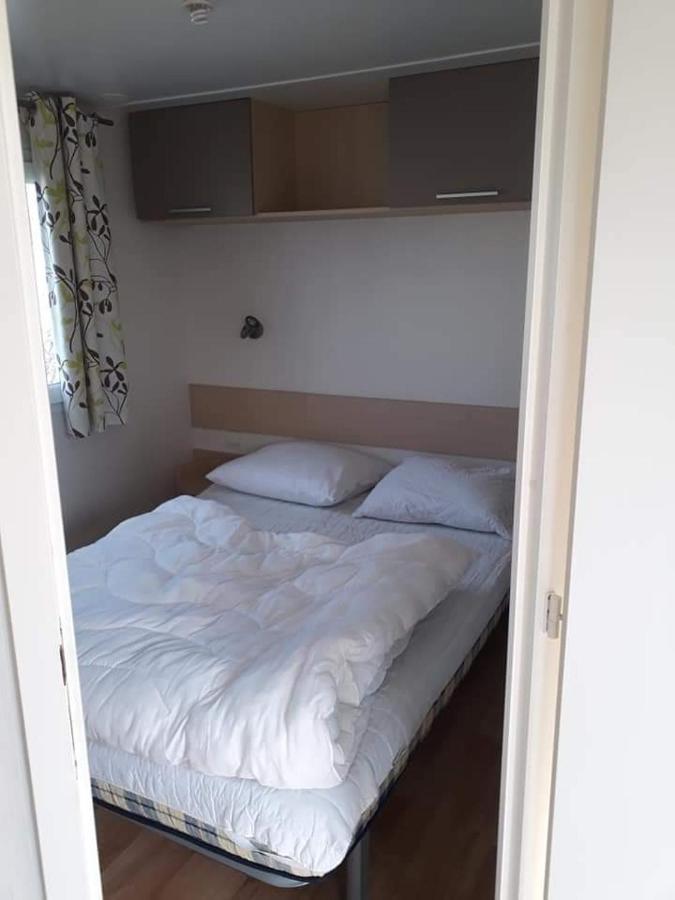 Luxueuze Stacaravan In Bredene Met Eigen Terras En Tuintje Exterior photo